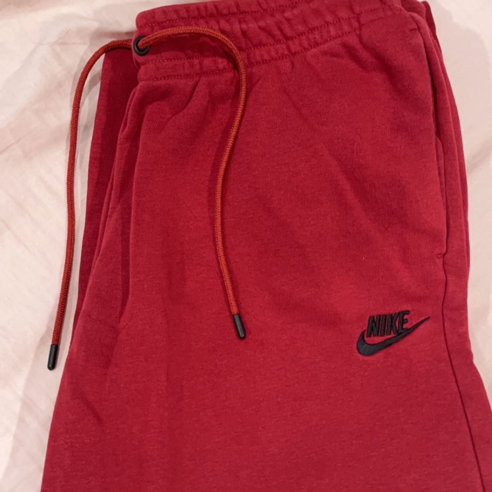 red nike men’s sweat pants